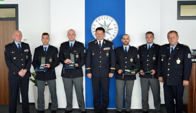 Policisté zachránili nájemníky z hořícího domu. Za odvahu teď dostali medaile.