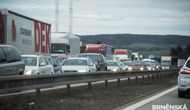 Na D1 začal fungovat inteligentní dopravní systém. Zatím zkušebně.