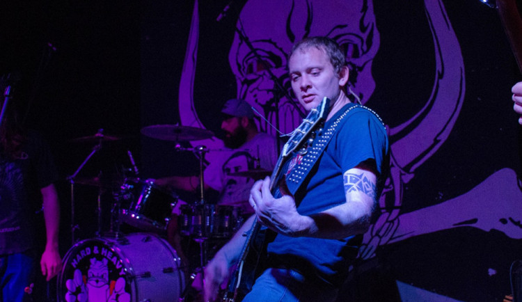 Jaroslav Koreš hraje v kapele Hovno pankáči.