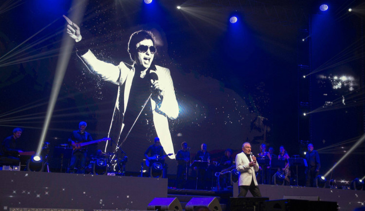 Gott v 02 areně sklidil aplaus vestoje ještě dříve, než zazpíval.