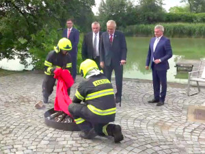 Miloš Zeman na happeningu na Hradě spálil červené trenýrky