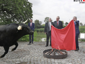 FOTO: Zeman toreador nebo aktivista. Internet se baví vtipy o prezidentově pálení trenýrek