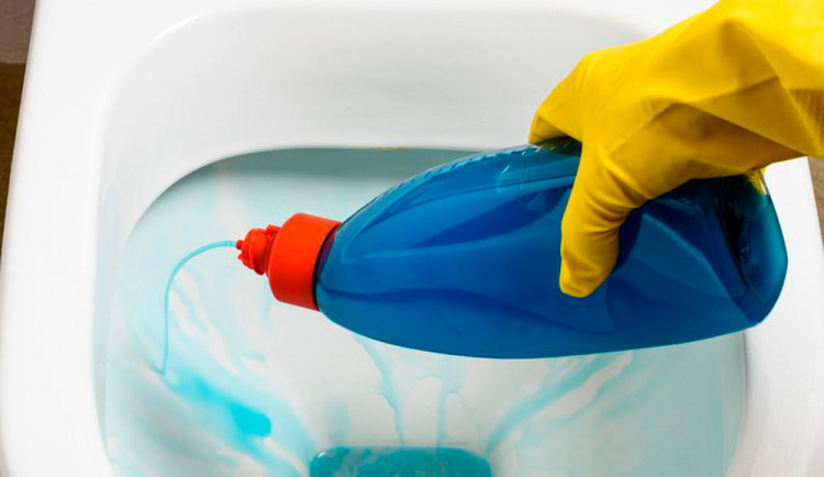 Testy ukázaly, že většina WC čističů nedokáže odstranit vodní kámen bez pomoci kartáče.