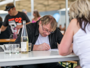 Urban nakreslil sérii pivních tácků, hledejte je po hospodách.