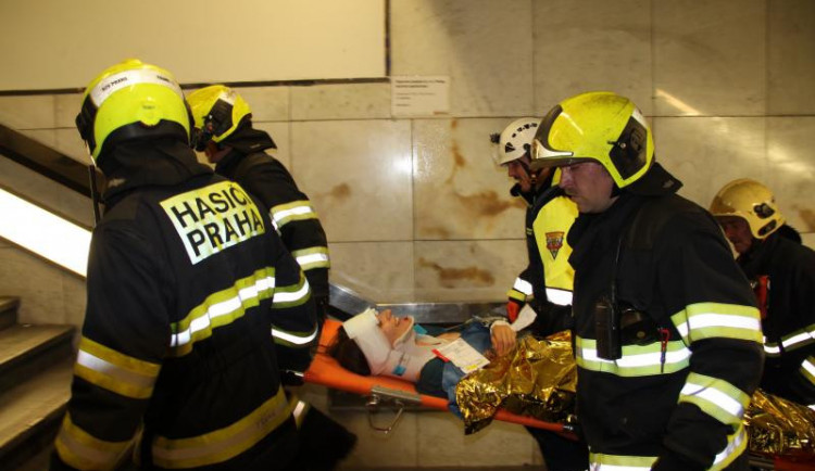Teroristé zaútočili na civilisty v pražském metru. Naštěstí šlo jen o cvičení.
