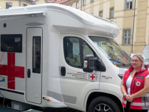 Praha předala Červenému kříži mobilní asistenční centrum. První v republice