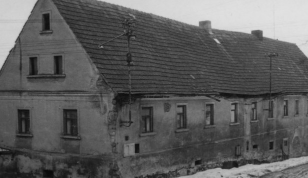 Dům Parkánových v Řepčicích. I když tudy vedly jen dvě skoro nepoužívané cesty, komunisté trvali na obratišti autobusu.