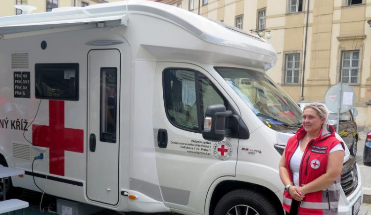 Praha předala Červenému kříži mobilní asistenční centrum. První v republice.