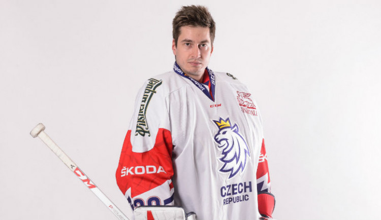 Brankář národního týmu David Rittich. Zlatá korunka na hlavě lva symbolizuje, že se jedná o seniorský dres. U juniorských a mladších kategorií bude mít korunka bílou barvu.