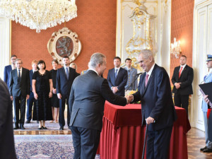 Prezident Zeman jmenoval druhou Babišovu vládu.
