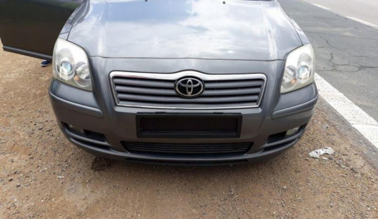 Řidič z Rumunska zakrýval na dálnici D1 registrační značku speciální černou roletkou.