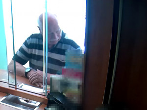 FOTO: Policie hledá muže, který dostal špatně vyplacenou částku v jihlavské směnárně