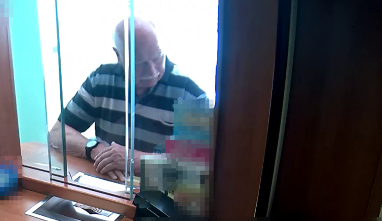 Policie hledá muže, který dostal špatně vyplacenou částku v jihlavské směnárně.