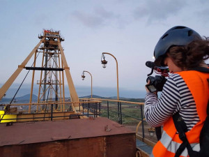 FOTO: Aktivisté vnikli do dolu Bílina a připoutali se pod rypadlo