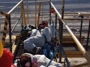 Aktivisté vnikli do dolu Bílina a připoutali se pod rypadlo.