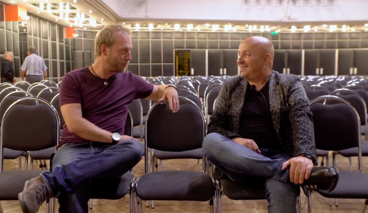 Humor si pořád dělám po svém, kupodivu na to lidi stále chodí, říká Zdeněk Izer.