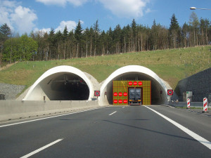 Vědci ukázali v Plzni bezpečnostní dopravní uzávěru do tunelů