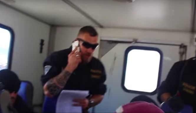 Snímek z transportu zadržených.