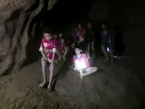 Chlapci v thajské jeskyni dostávají potápěčské lekce, Babiš nabídl pomoc