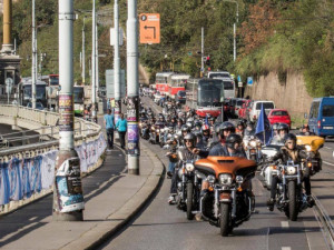 Tisíce motorkářů projely Prahou na oslavu výročí Harley-Davidson