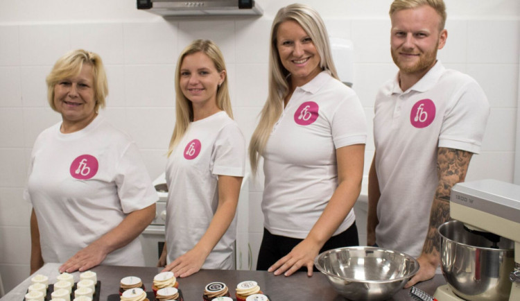 Family Bakery.  Z prava - Vít se svou sestrou Janou, Vítova partnerka a maminka.