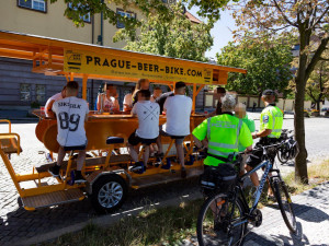 Pražští strážníci se zaměřili na pivní kola. O přestupky nebyla nouze