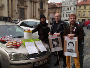 Stovky lidí u Sněmovny demonstrují proti vládě s komunisty