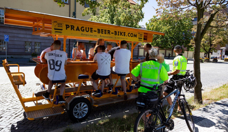 Pražští strážníci se zaměřili na pivní kola. O přestupky nebyla nouze.