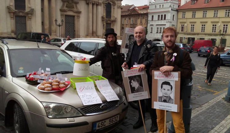 Stovky lidí u Sněmovny demonstrují proti vládě s komunisty.