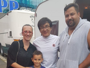 V Hradci Králové měl natáčet Jackie Chan, na sociálních sítích se objevily fotky