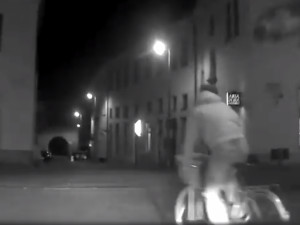 VIDEO: Na kočku a myš. Policisté v autě honili po centru Brna muže na kole
