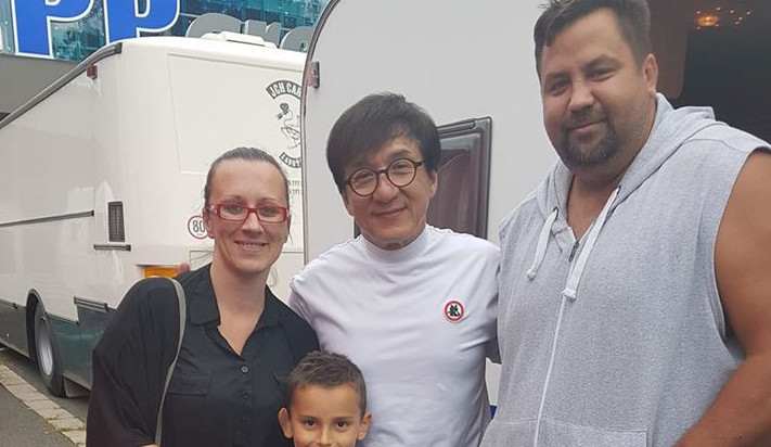 V Hradci Králové měl natáčet Jackie Chan, na sociálních sítích se objevily fotky.