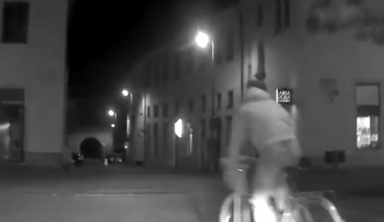 olicisté v autě honili po centru Brna muže na kole.