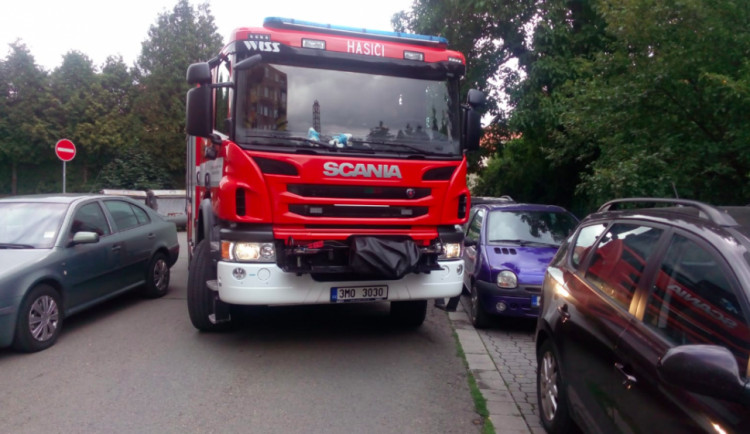 Hasiči testovali průjezdnost silnic. Špatně parkující řidiči jsou problémem, říká mluvčí.