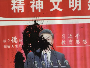 Dívka polila inkoustem plakát čínského vůdce Si Ťin-pchinga. Zmizela i s otcem