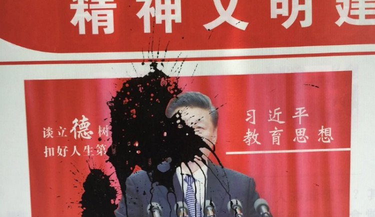 Dívka polila inkoustem plakát čínského vůdce Si Ťin-pchinga. Zmizela i s otcem.