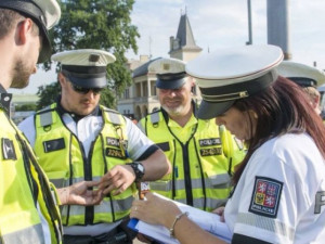 Stát bobtná a dál nabírá nové lidi: policisty, vojáky, učitele i berní úředníky. Rostou i jejich platy