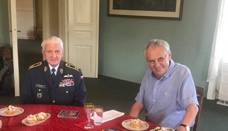 Miloš Zeman přijal generála Emila Bočka. Poděkoval mu za podporu v prezidentské volbě.