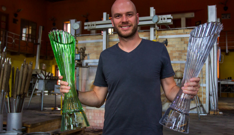 Česká sklárna odhalila letošní trofeje Tour de France, vzhledem symbolizují průběh nejslavnějšího cyklistického závodu.