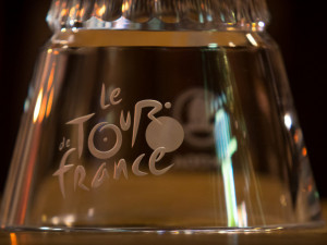 Česká sklárna odhalila letošní trofeje Tour de France, vzhledem symbolizují průběh nejslavnějšího cyklistického závodu.