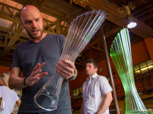 Česká sklárna odhalila letošní trofeje Tour de France, vzhledem symbolizují průběh nejslavnějšího cyklistického závodu.