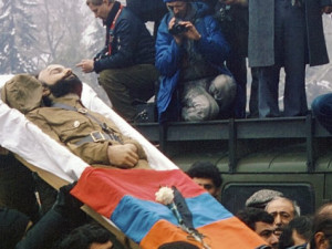 Proč jdou chlapi do války. Cesta z demonstrací do zákopů a fascinace pocitem, že „už to začne­“