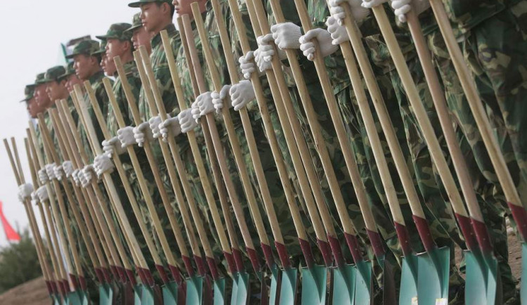 Čína zbrojí a svět fandí.