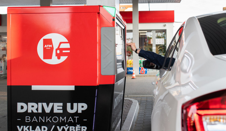 První bankomat v tuzemsku speciálně určený pro motoristy. Peníze vyberete rovnou z okénka auta.