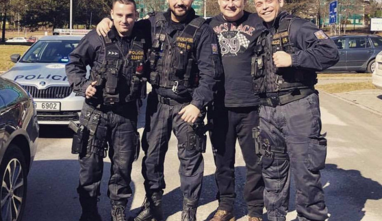Policisté, kteří se v Ostravě fotili s Kajínkem, byli potrestáni.
