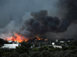 VIDEO: Při lesních požárech v Řecku zahynulo nejméně 50 lidí. Čeští turisté jsou v pořádku