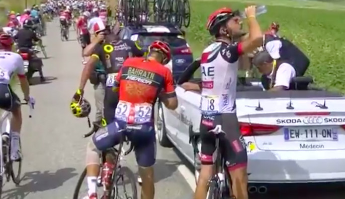 Slzný plyn a zásah policie. Demonstrace narušila úvod první pyrenejské etapy na Tour.