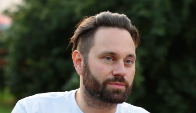 Lidi nechtějí jen jezdit na dovolenou, chtějí žít aktivně, říká režisér filmu o surfingu.