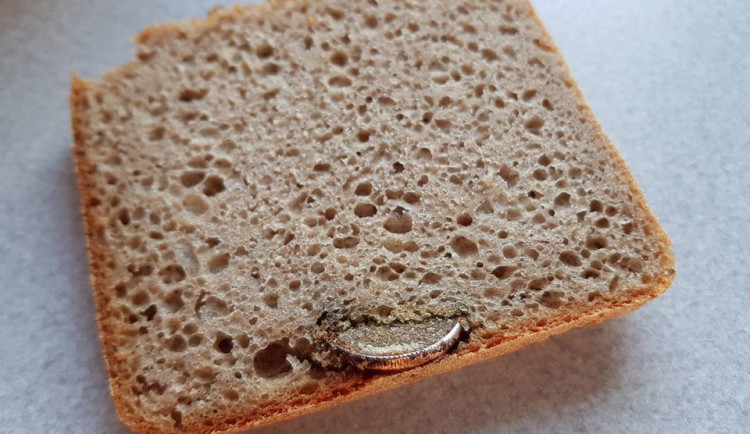 V chlebu z libereckého Globusu našel zapečenou minci. Mrzí nás to, zní z obchodu.