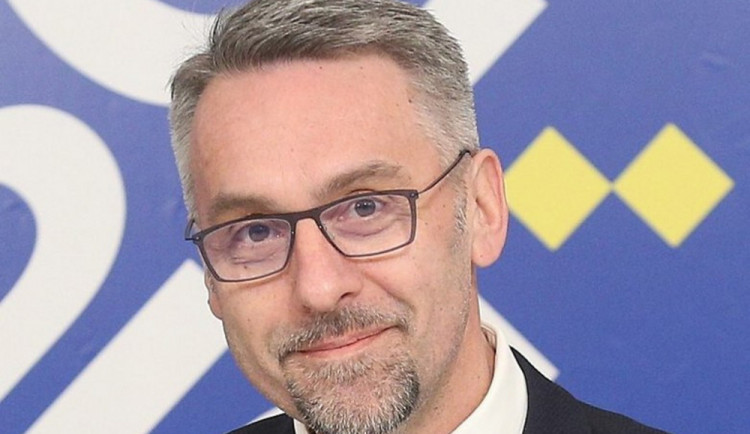 Ministr Metnar zůstává